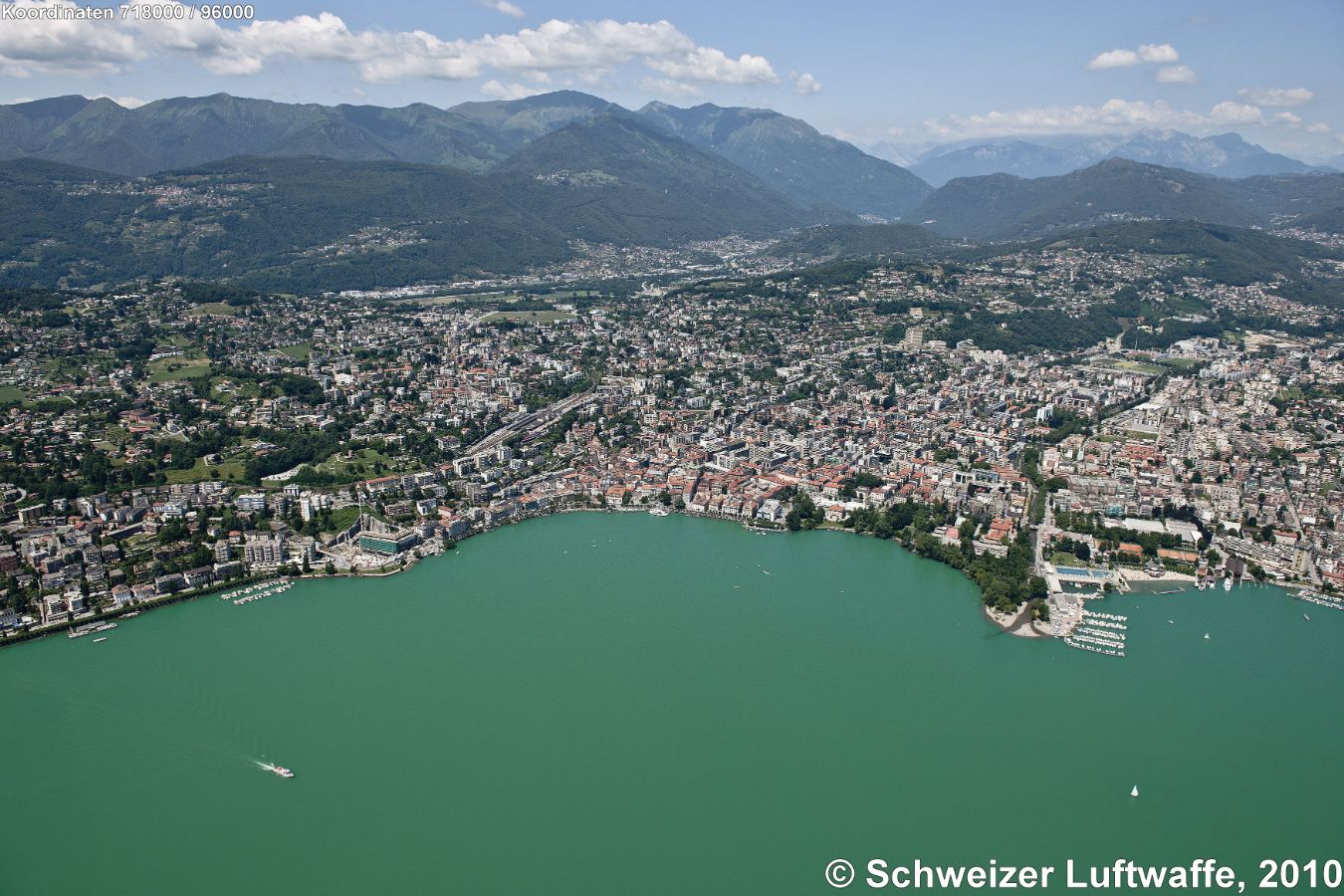 In der Bildmitte am See: Lugano - Centro (Position 2'717'992.73, 1'096'060.16), westlich davon: Bahnhof SBB. Am Bildrand rechts am See: Paradiso. Delta des Flusses 'Cassarate' mit Lido. Am rechten Bildrand: Cassarate. - Blickrichtung Ceneri